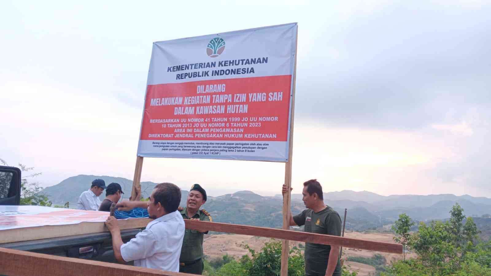Gakkum Kehutanan TINDAK LANJUT TEMUAN PETI MANDALIKA: KEMENHUT PASANG PAPAN PERINGATAN DAN PERKUAT KOORDINASI
