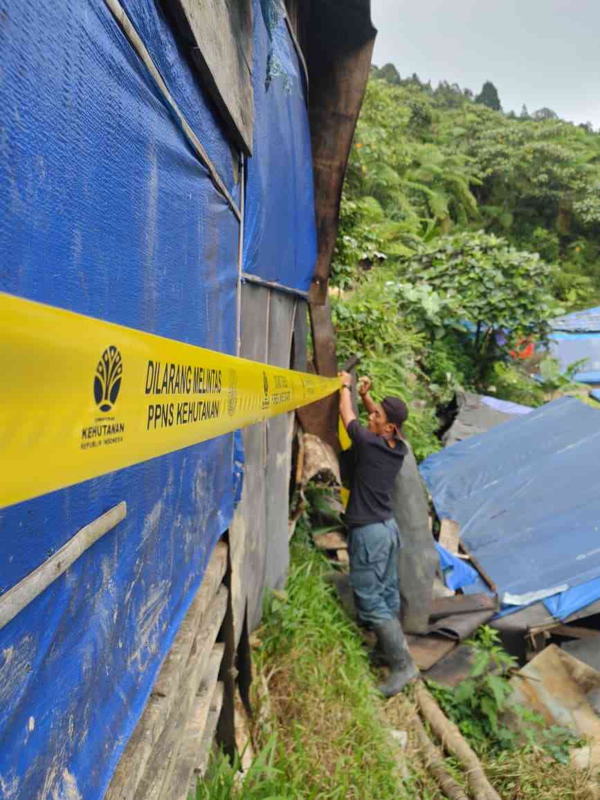 Gakkum Kehutanan KEMENHUT DAN TNI SAPU BERSIH PETI DI HALIMUN SALAK: 80 PERSONEL BONGKAR 20 RIBU GELUNDUNG DAN RATUSAN SARANA ILEGAL, TEMUKAN SIANIDA & MERKURI