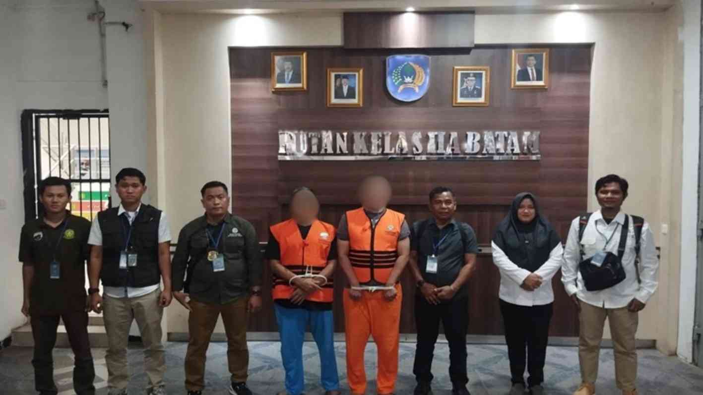 Gakkum Kehutanan DUA TERSANGKA JARINGAN PEREDARAN KAYU PHAT ILEGAL ANTAR PULAU DILIMPAKAN KE KEJAKSAAN NEGERI BATAM
