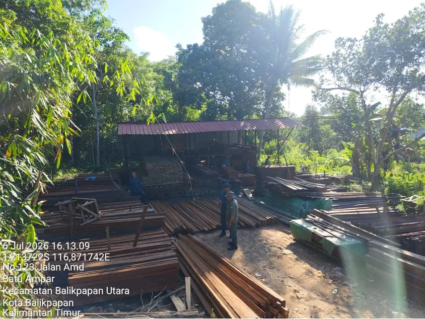 Kementerian Kehutanan Serahkan Tersangka Peredaran Kayu Ilegal Di Balikpapan, Telusuri Dugaan Penyalahgunaan Dokumen Angkutan